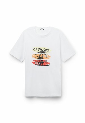 Camiseta de algodón blanca con un diseño gráfico que presenta rayas verticales en amarillo, naranja y rojo, y una ilustración de una palmera negra.