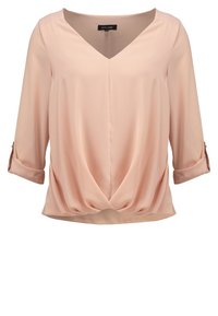 Vaaleanpunainen pusero, jossa on V-mallinen kaula-aukko, kolme neljännestä hihoista ja rypytetty etuosa. Valmistettu sileästä kankaasta, jossa on käännetyt hihojen päädyt.