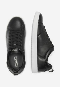 Baskets en cuir noir avec une finition lisse, semelle extérieure en caoutchouc blanc, bout rond, fermeture à lacets à six œillets et une petite languette au talon.