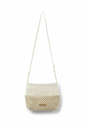 Lille cremefarvet crossbody taske med flettet bund, solidt stof øverst og justerbar rem hængende mod hvid baggrund.