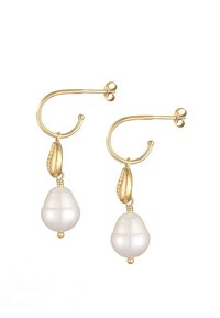 Boucles d'oreilles en or en forme de créole, ornées de deux perles blanches éclatantes, avec une texture lisse et une forme en goutte d'eau, mettant en valeur des détails matériels délicats.