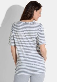 Grijze en witte gestreepte t-shirt met een ronde hals en korte mouwen. Zachte stof, relaxte pasvorm, zonder opvallende patronen of hardware-details.