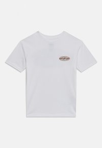 T-shirt di cotone bianco con colletto a girocollo, caratterizzato da un piccolo logo ovale con onde stilizzate in blu e arancione sul petto.