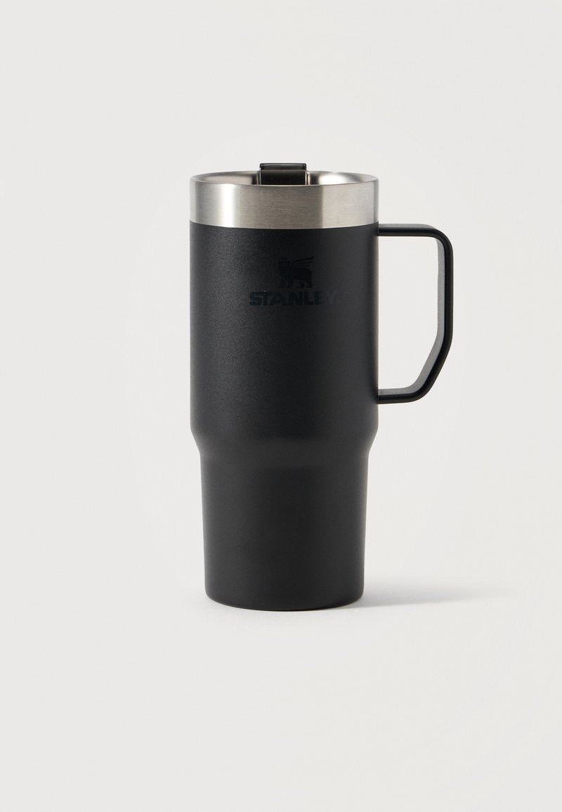 Fekete, szigetelt utazós bögre fedéllel, rozsdamentes acél szegéllyel és szögletes fogantyúval, álló helyzetben világos háttéren.