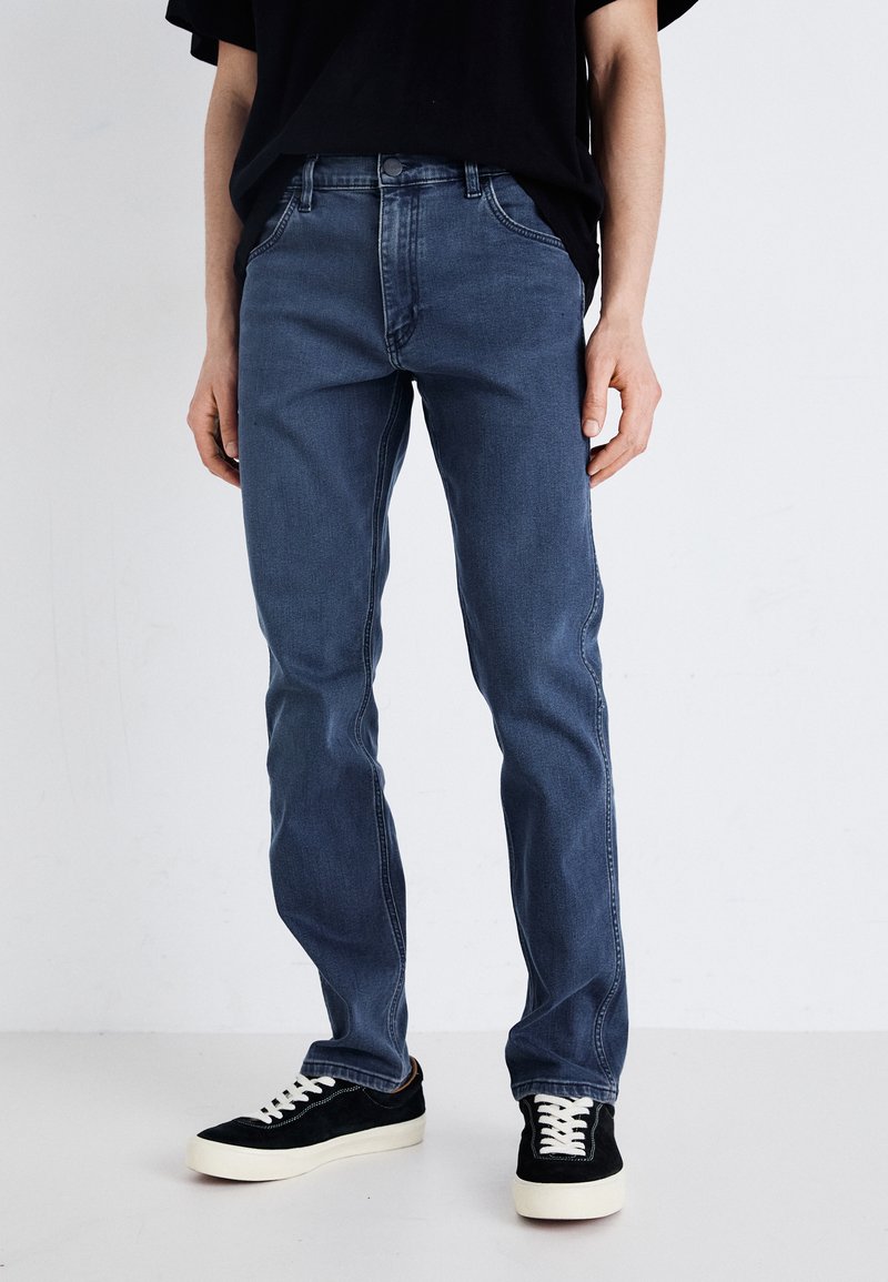 Blauwe denim jeans met een recht model, voorzien van een klassieke vijf-pocketontwerp, lichte vervaging en subtiele stikseldetails.