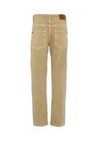 Pantaloni in corduroy beige chiaro con design a gamba dritta, cinque tasche e una toppa posteriore in pelle marrone. Dettagli cuciti visibili.