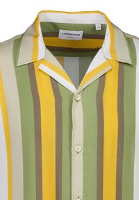 Camisa de manga corta en amarillo, verde y marrón a rayas verticales. Presenta un collar puntiagudo, cierre frontal de botones y una textura de tela ligera.