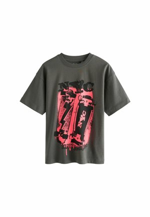 Graues Baumwoll-T-Shirt mit einem auffälligen Grafikmotiv von Skateboards und schwarzem sowie pinkem Text. Lässiger Schnitt mit kurzen Ärmeln und Rundhalsausschnitt.