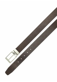 Brązowy, teksturowany skórzany pasek z połyskującą metalową klamrą o prostokątnym kształcie, zawierający kilka otworów do regulacji wzdłuż paska.