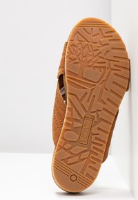 Sandalo in suede marrone con tomaia strutturata e suola in gomma caratterizzata da un design con motivo antiscivolo, con il logo Timberland.