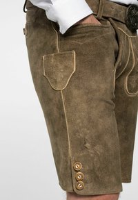 Pantalones cortos de ante marrón con costuras decorativas, un bolsillo lateral y tres botones de madera en el dobladillo.