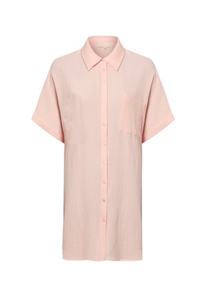 Robe-chemise rose clair à manches courtes avec col à revers, boutons sur le devant, tissu texturé et une poche poitrine unique sur le côté gauche.