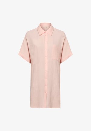 Lichtroze jurk met korte mouwen, wijde kraag, knopen aan de voorkant, gestructureerde stof en een enkele borstzak aan de linkerkant.