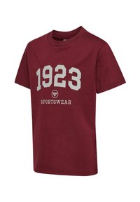 Bordowa bawełniana koszulka z krótkimi rękawami, z dużymi białymi cyframi "1923" oraz napisem "SPORTSWEAR" w kontrastującej typografii.