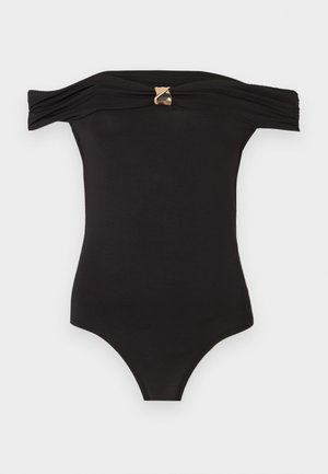 Fekete, vállbareklyas bodysuit, ráncolt ujjakra és arany díszcsatra a nyak közepén.