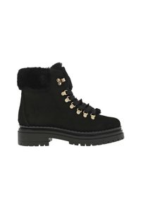 Botte de cheville en suede noir avec col en fausse fourrure, bout rond et matériel doré. Comprend une semelle à épaisse traction et un laçage à l'avant.
