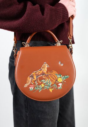 Braune Lederhandtasche in runder Form, mit gesticktem Fuchs-, Kürbis- und Blumendesign. Beinhaltet einen abnehmbaren Tragegurt und metallische Beschläge.