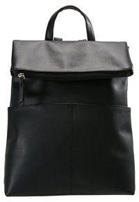 Černý syntetický batoh s horní klopou, zapínáním na zip a přední kapsou. Má hladkou strukturu, minimalistický design a opletené madlo.