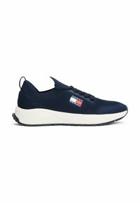 Baskets tricotées bleu marine avec une semelle blanche et noire. Présente un patch logo rouge et blanc. Design sans lacets avec un dessus texturé et un détail de lacet.