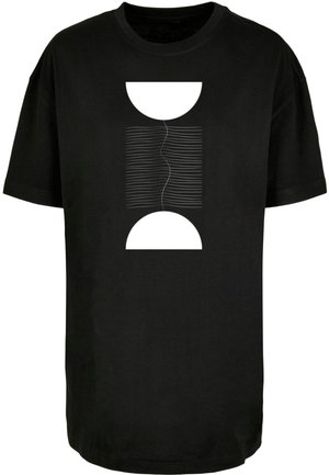 Schwarzes T-Shirt aus Baumwolle mit einem zentralen Grafikdesign, das zwei weiße Halbbögen und horizontale Linien in der Mitte zeigt.