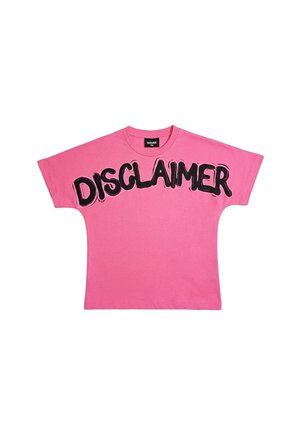 Maglietta rosa acceso a maniche corte con grande scritta nera "DISCLAIMER" sul petto e scollo rotondo.