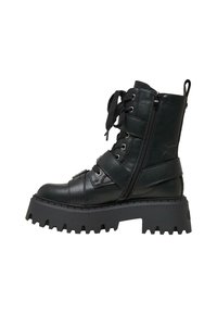 Botín negro de cuero hasta el tobillo con suela gruesa, cierre frontal con cordones, cremallera lateral y detalles de correas. Presenta una parte superior texturizada y un diseño de suela pronunciado.