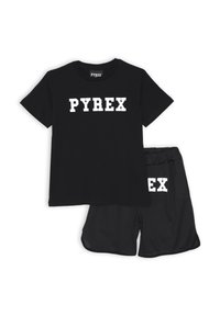 T-shirt in cotone nero e pantaloni corti in rete nera con la scritta "PYREX" in lettere bianche sul davanti. Design semplice, vestibilità casual.