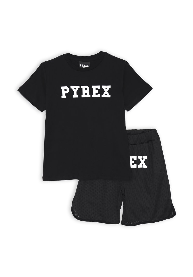 T-shirt in cotone nero e pantaloni corti in rete nera con la scritta "PYREX" in lettere bianche sul davanti. Design semplice, vestibilità casual.
