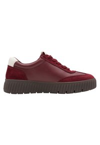 Vue latérale d'une basket basse rouge foncé avec une semelle noire texturée, des lacets rouges et un détail blanc sur le col du talon.