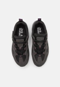 Sneakers in camoscio nero e mesh con accenti viola a contrasto, punta arrotondata e suola testurizzata. Presentano lacci e marchio sulla linguetta.