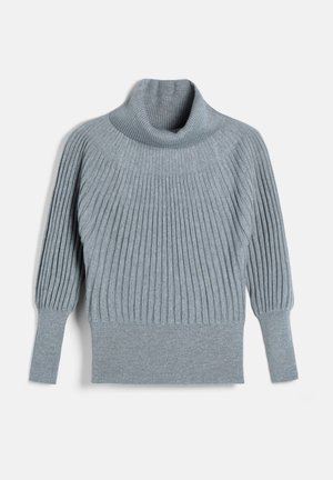 Pull en maille côtelée gris clair avec un col cheminée haut, des manches chauve-souris et des poignets et un bas ajustés.