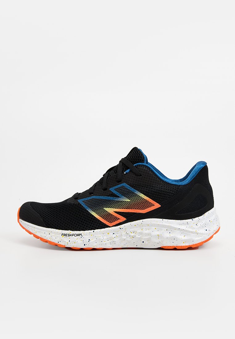 Chaussure de course noire avec partie supérieure en mesh, accents bleus et semelle orange. Présente une semelle intermédiaire texturée blanche tachetée et un logo "N" bien en vue.