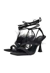 Schwarze High-Heels-Sandalen mit quadratischen Zehen, ausgestattet mit mehreren Riemen und dekorativen schwarzen Federn an der Vorderseite. Elegantes, glänzendes Heel-Design.
