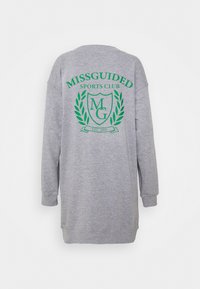 Šedá mikina s dlouhými rukávy, zdobená zeleným grafikou "Missguided Sports Club" a designem štítu se vavřínovými akcenty.