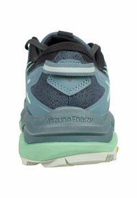 Scarpa da corsa blu e grigia con tomaia in mesh testurizzato, collo imbottito, accenti verdi e suola leggera. Presenta il marchio "MizunoEnergy".