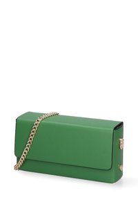 Borsa a pochette rettangolare verde realizzata in materiale liscio, con una tracolla in catena dorata e una chiusura a scatto con un piccolo accento decorativo.
