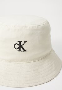 Calvin Klein Jeans MONOGRAM BUCKET HAT - Klobuk - bone white