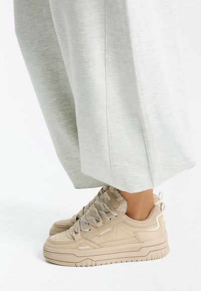 Bershka FUR SKATER