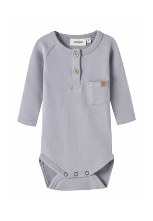 Body bébé à manches longues violet clair avec col rond, deux boutons en bois, poche poitrine et pression à l’entrejambe.