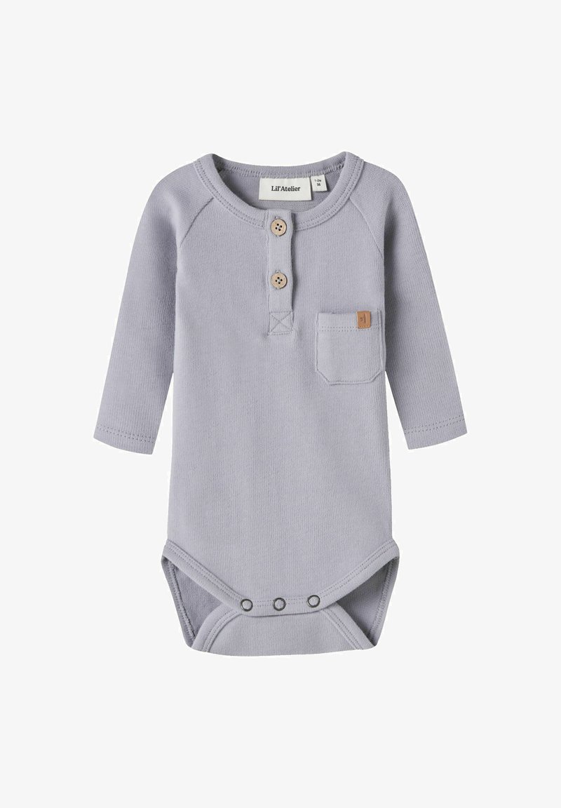 Body bébé à manches longues violet clair avec col rond, deux boutons en bois, poche poitrine et pression à l’entrejambe.