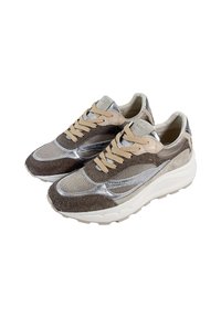Een paar beige, bruine en zilveren sneakers met een textuur van suède en gaaspanelen, beige veters en witte, robuuste zolen op een witte achtergrond.