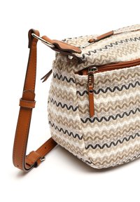 Texturerad beige och krämfärgad tygväska med zigzag-mönster, brun läderremmar och detaljer, utrustad med dragkedjestängning och sidoficka.