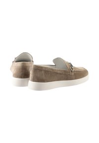 Beige suède loafers met witte rubberen zolen en zilveren paardenbitdetail, getoond vanuit achter- en zijaanzicht op een witte achtergrond.