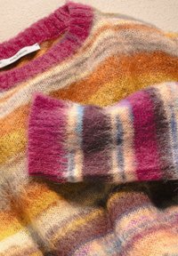 Maglione morbido a maglia con righe colorate nelle tonalità di arancione, giallo, crema, bordeaux e blu, con scollo e polsini a coste.