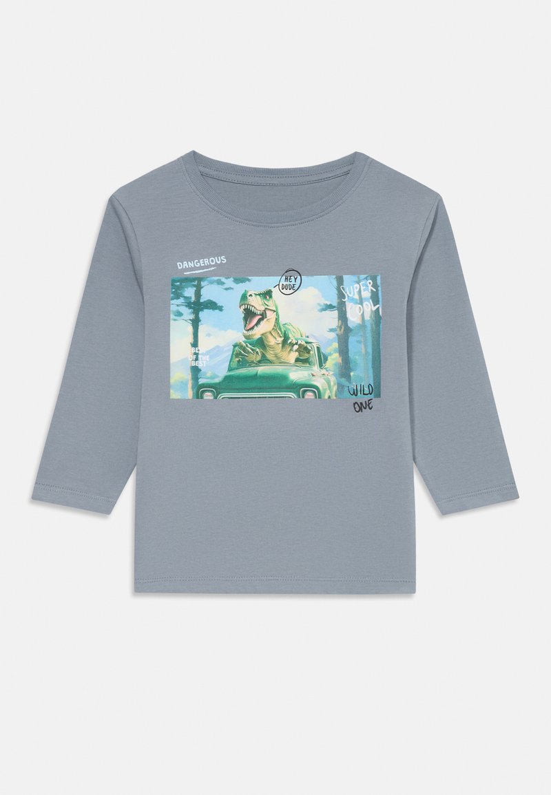 Maglietta a maniche lunghe grigia per bambini con stampa di un dinosauro che guida un'auto verde, circondato da alberi e con la scritta "Pericoloso", "Super Cool" e "Selvaggio".