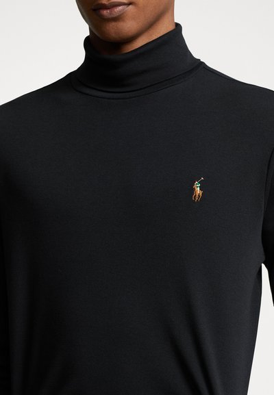 Melns augstais kakls, kas izgatavots no mīksta, elastīga auduma. Uz kreisā krūšu apgabala ir neliels izšūts polo spēlētāja logo.