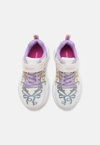 HVITE Sneakers med lilla detaljer, mesh- og stoffoverdel, dekorativ brodering i blått og gull, borrelåsstropp og polstret innersåle.