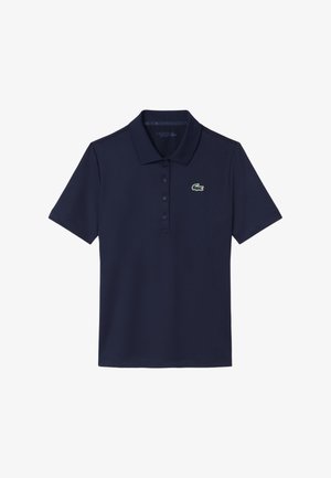 Polo blu navy a maniche corte con abbottonatura a tre bottoni e un piccolo logo verde di coccodrillo sul petto a sinistra.