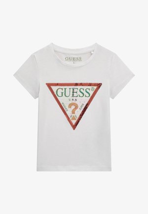 Witte katoenen t-shirt met een groot driehoekig logo in pailletten met groene en rode accenten, en de tekst "GUESS U.S.A." erin.