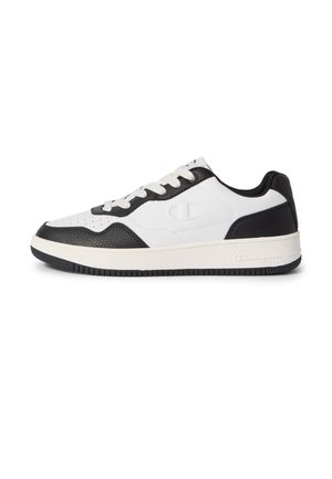 Low-Top Sneaker mit weißem Lederkörper und schwarzen strukturierten Overlays, weißen Schnürsenkeln, eingeprägtem Logo an der Seite und schwarzer Gummisohle.